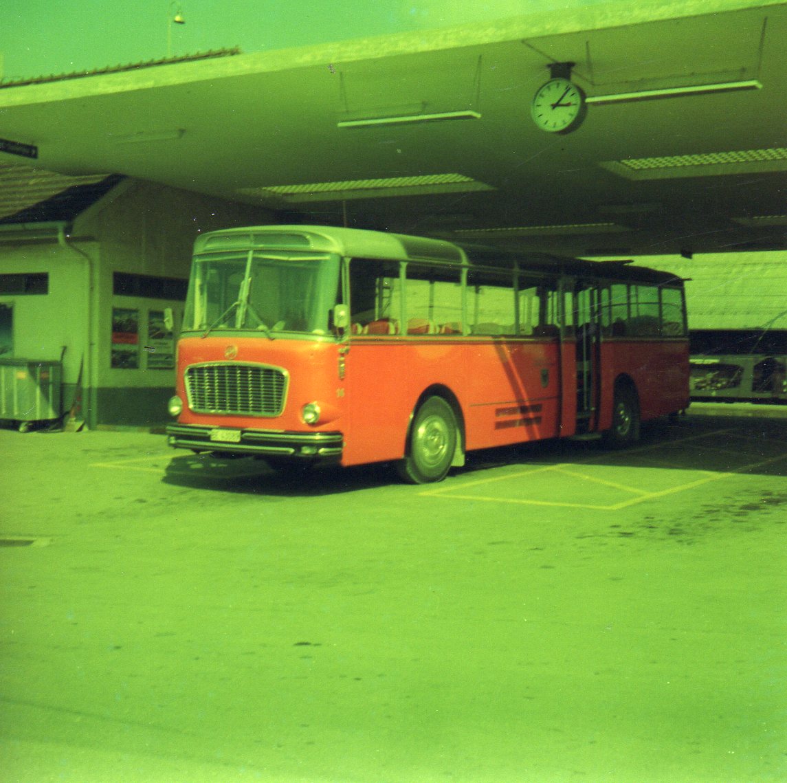 (AZiN 18) - Aus dem Archiv: AFA Adelboden - Nr. 14/BE 43'089 - FBW/Gangloff am 9. April 1974 beim Bahnhof Frutigen