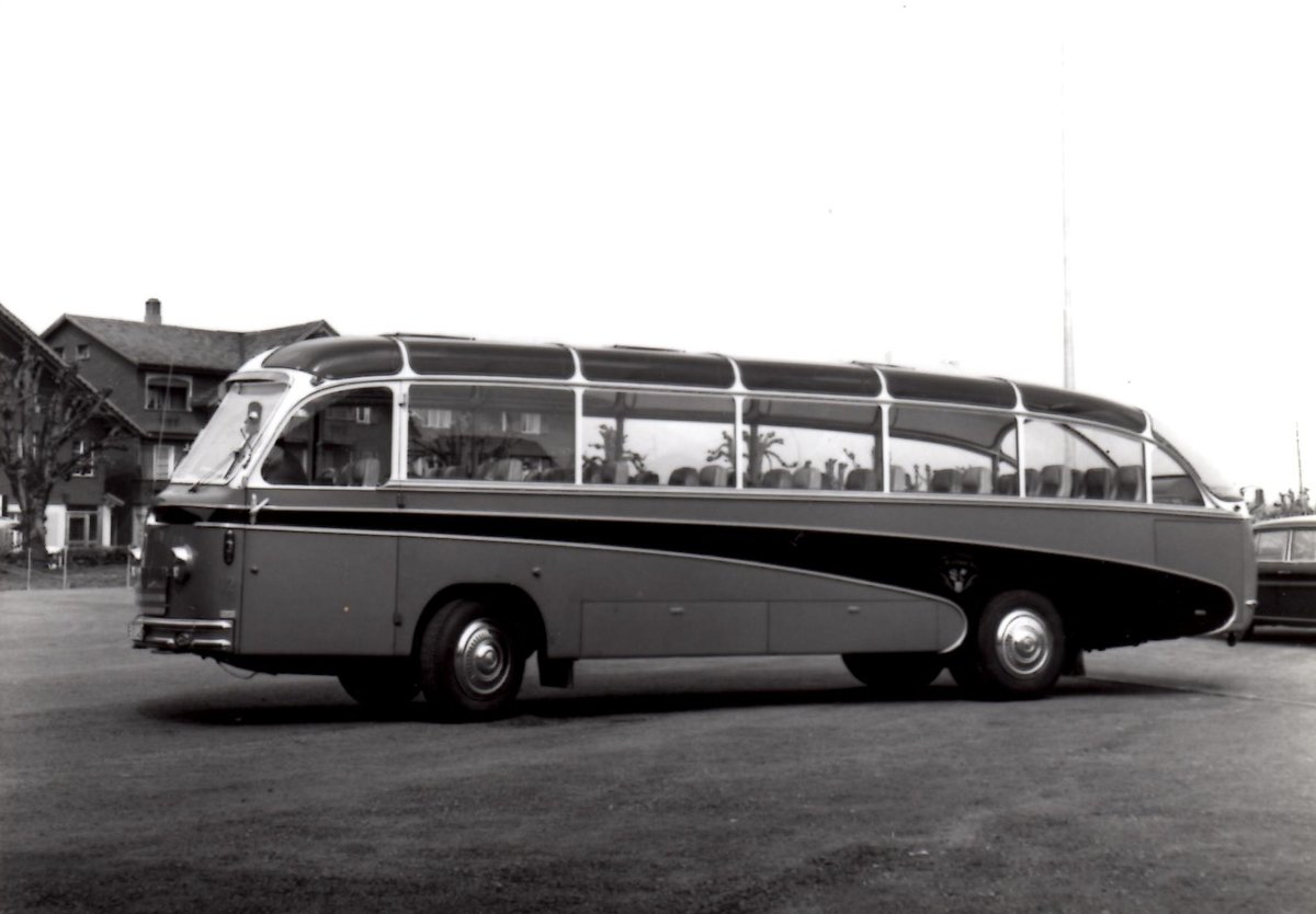 (AZiN 30) - Aus dem Archiv: ASKA Aeschi - Nr. 12/BE 110'482 - Saurer/R&J am 6. April 1974 in Aeschi, Garage