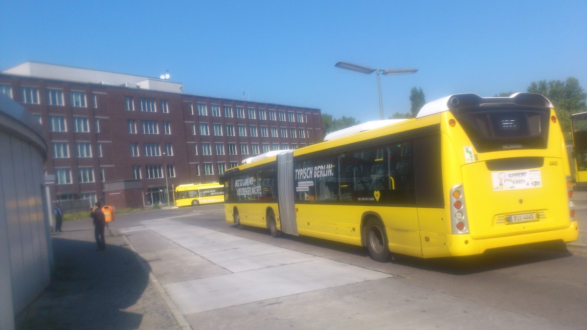 ....B-V 4445 auch dieser Scania in der Hertzallee an der Endstation bei diesen Bussen gibt es verschiedene Sprche am Fahrzeug 