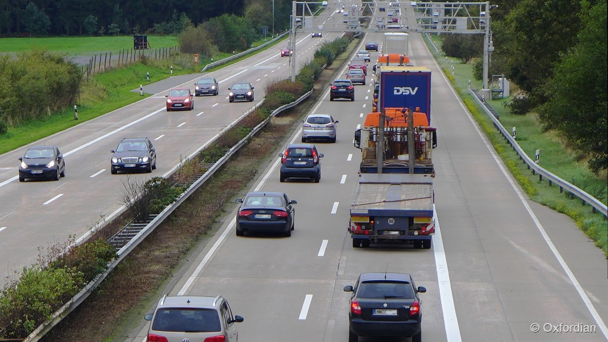 BAB 7 bei Fuhrhop im Landkreis Heidekreis, rechte Fahrbahn nach Süden führend.