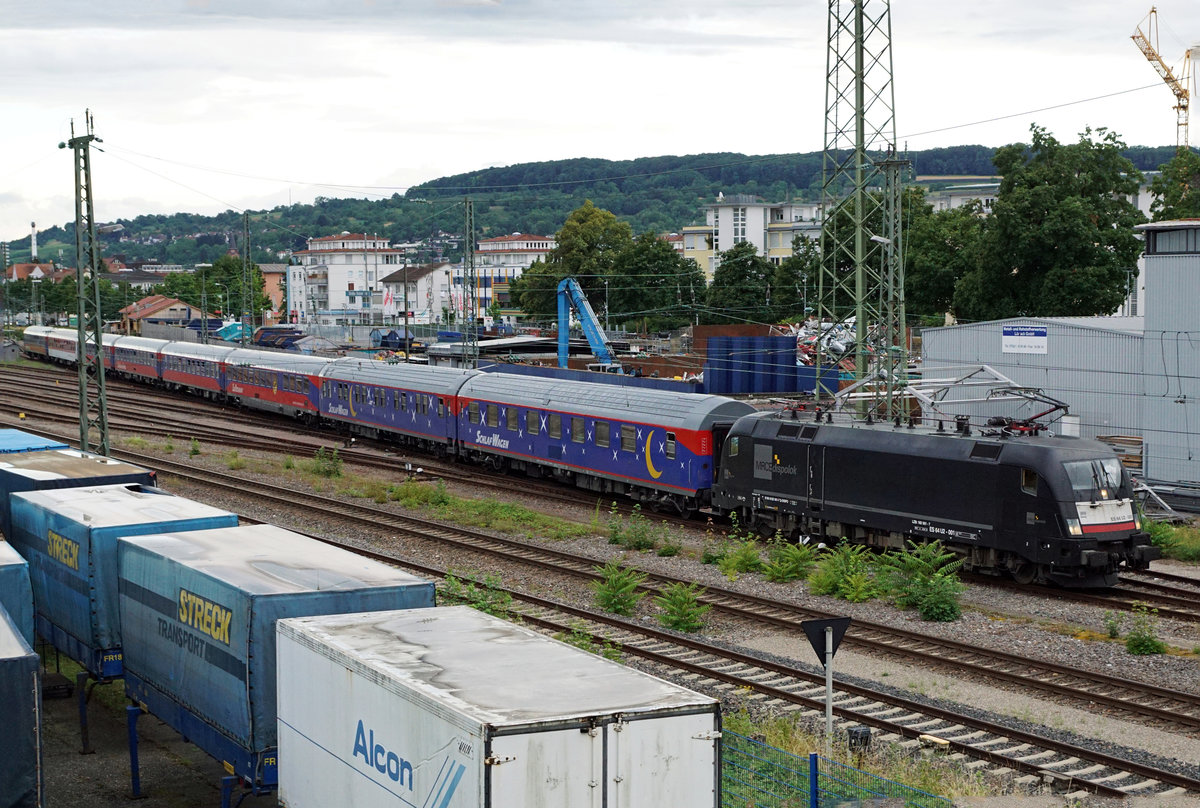 BAHN TOURISTIK EXPRESS
BTE AutoReiseZUG Hamburg - Lörrach
FERIENZEIT REISEZEIT
Impressionen
vom Autoverlad in Lörrach am 5. Juli 2018.
Erste Rangierfahrt mit den Personenwagen.
Foto: Walter Ruetsch 
