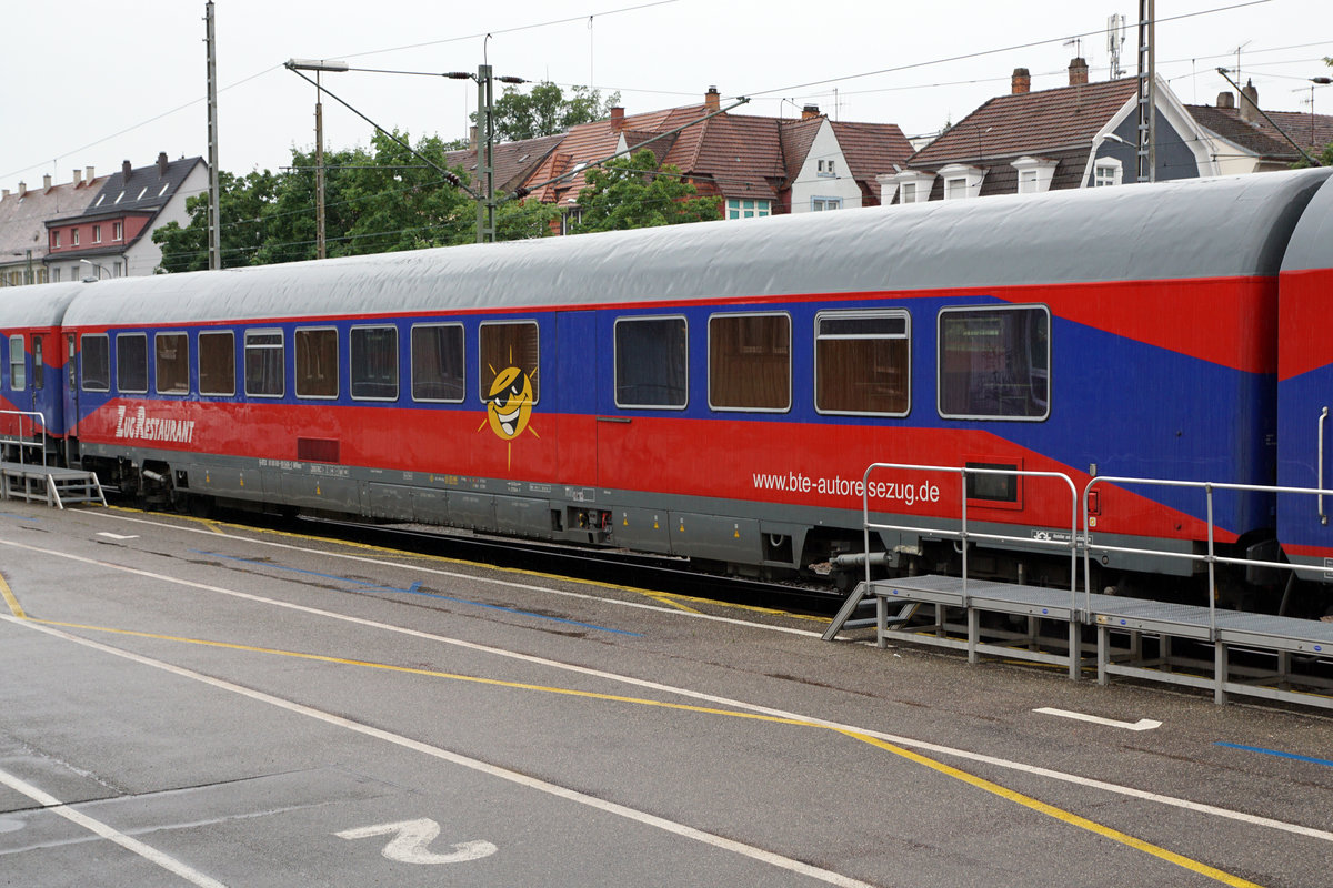 BAHN TOURISTIK EXPRESS
BTE AutoReiseZUG Hamburg - Lörrach
FERIENZEIT REISEZEIT
Impressionen
vom Autoverlad in Lörrach am 5. Juli 2018.
Auf die Rückfahrt nach Hamburg wartend.
Foto: Walter Ruetsch 
