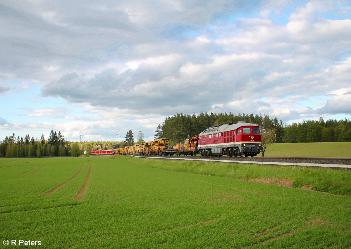 BahnBau Russe 232 550 mit Bauzug nach Neuenmarkt-Wirsberg bei Marktleuthen in Richtung Marktredwitz. 23.05.21