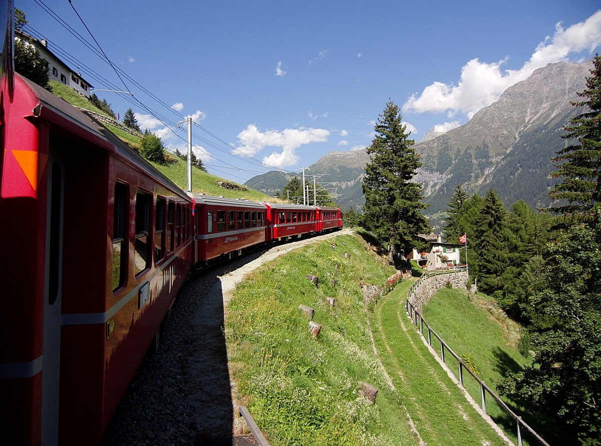 Bahnbild ohne Lok/Triebwagen. Die Wagen des bergwärts fahrenden R 1660 von Tirano nach St. Moritz zwischen den Stationen Poschiavo und Cadera (18.08.2012).