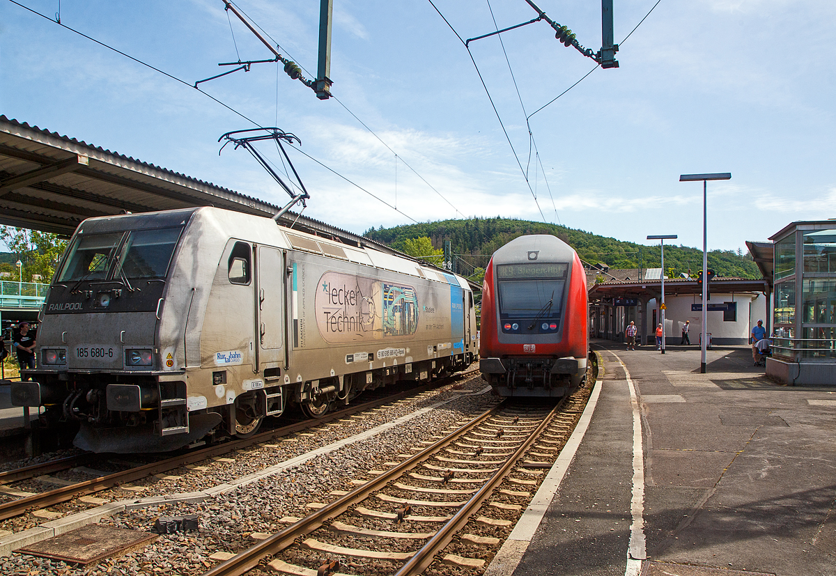 Bahnchaos in Betzdorf (Sieg)....
Die an die RTB CARGO GmbH vermietete 185 680-6 (91 80 6185 680-6 D-Rpool) der Railpool GmbH fährt am 17.06.2022 als Lz auf dem Gegengleis (Gleis 106) durch den Bahnhof Betzdorf (Sieg) nach Kirchen (Sieg), um einen liegengeblieben Güterzug abzuschleppen. Dies geschah in Richtung Siegen, da ich beide nach 2 Stunden noch nicht zu sehen bekam. Rechts steht die 146 005-4 mit dem RE 9 (rsx - Rhein-Sieg-Express) Aachen - Köln – Siegen. Sie muss noch etwas länger warten, fast eine 1/2 Stunde. Wobei es ist ja nicht mit der Verspätung eines Zuges getan, es baut sich dann auf viele Verbindungen auf. 