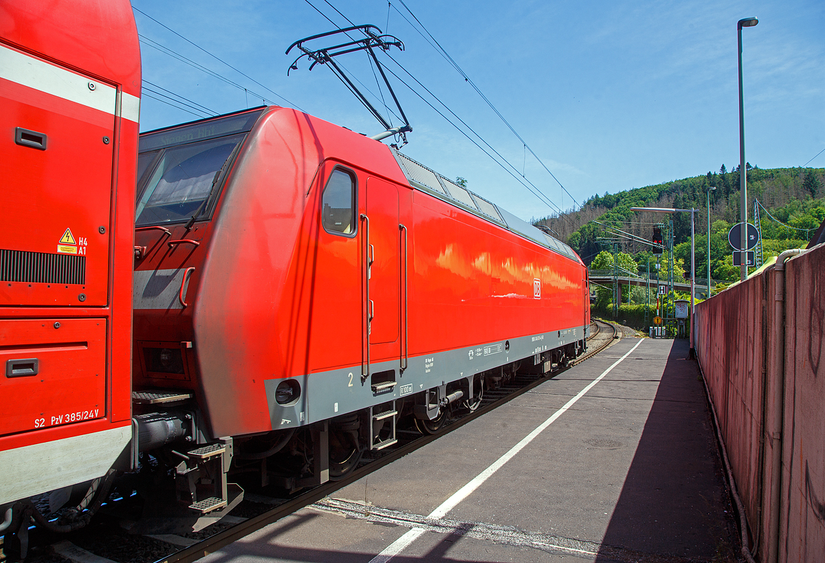 Bahnchaos in Betzdorf (Sieg)....
Nach einer Zwangspause von fast einer halben Stunde, geht es für die 146 005-4 mit dem RE 9 (rsx - Rhein-Sieg-Express) nach Siegen am 17.06.2022 endlich vom Bahnhof Betzdorf (Sieg), mit Signal Zs 1 – Ersatzsignal (drei weiße Lappen), weiter. So kann sie am Signal Hp 0 (oder am gestörten Lichthauptsignal) ohne schriftlichen Befehl vorbeifahren. In Kirchen (Sieg) war ein Güterzug liegengeblieben und verursachte ein große Störung des Bahnverkehrs.
