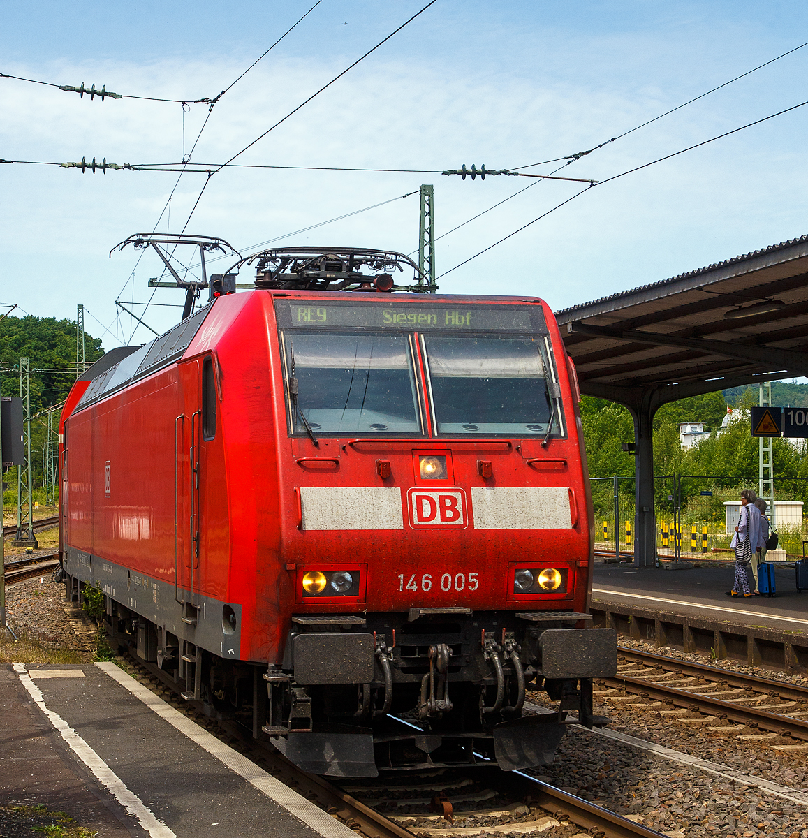 Bahnchaos in Betzdorf (Sieg)....
Noch pünktlich erreicht die 146 005-4 (91 80 6146 005-4 D-DB) der DB Regio NRW erreicht am 17.06.2022, mit dem RE 9 (rsx - Rhein-Sieg-Express) Aachen - Köln – Siegen, den Bahnhof Betzdorf (Sieg), aber ab hier ist es mit der Pünktlichkeit vorbei, denn in Kirchen (Sieg) ist ein Güterzug liegengeblieben. 