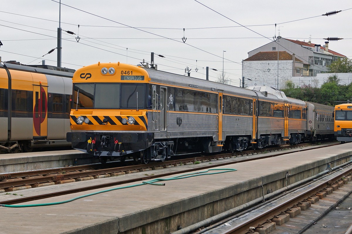Bahnen in Portugal: Der frisch aufgearbeitete CP 0461 im Betriebswerk Porto Contumil aufgenommen am 27. März 2015.
Foto: Walter Ruetsch