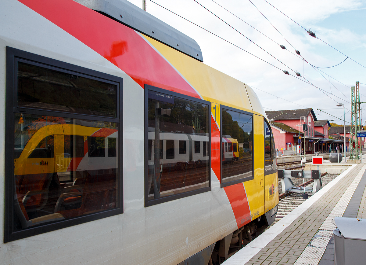 
Bahnhof Au (Sieg) am 07.10.2015: 
Ein LINT 41 der HLB spiegelt sich im anderen LINT 41 der HLB. 