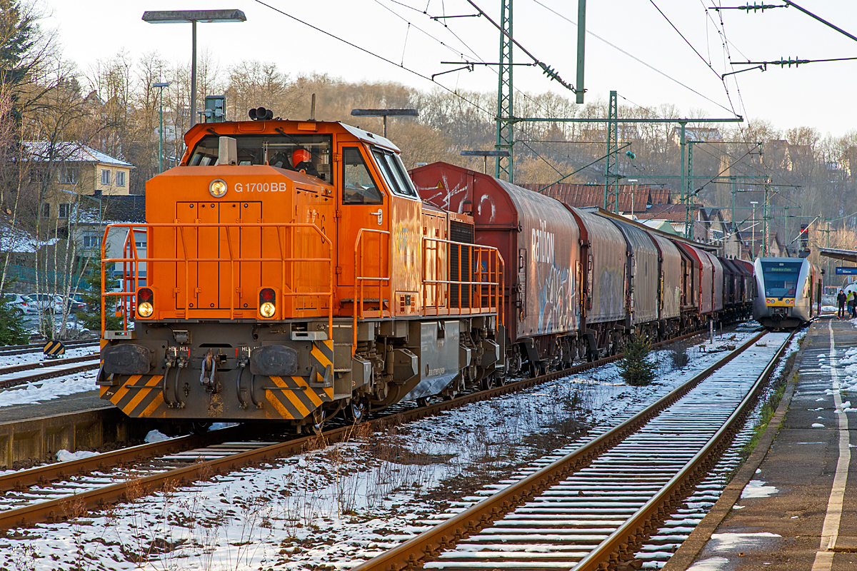 
Bahnhof Betzdorf/Sieg am 06.02.2015: 
Während ein GTW 2/6 der gerade auf Gleis 102 aus Neunkirchen via Herdorf eingefahren ist, wartet auf Gleis 103 die Lok 46 (92 80 1277 807-4 D-KSW) der Kreisbahn Siegen-Wittgenstein mit ihrem Coil-Güterzug auf das freie Ausfahrtsignal nach Herdorf.
