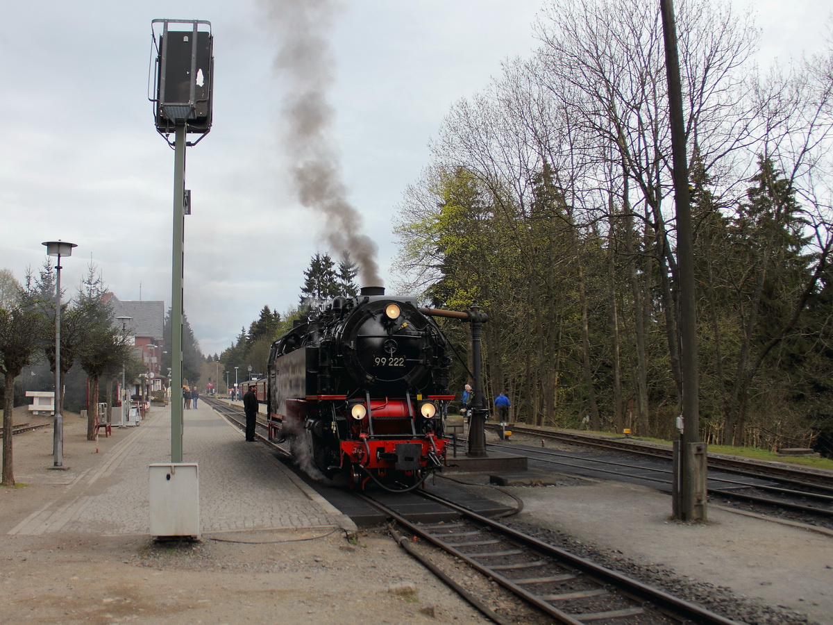 Bahnhof Drei Annen Hohne, 99 222 am 25. April 2015, am Wasserkran. 