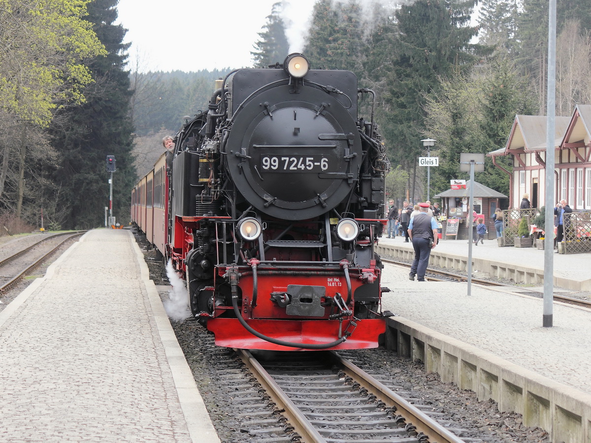 Bahnhof Drei Annen Hohne, Einfahrt 99 7245-6 am 25. April 2015, zu diesem Zeitpunkt noch fahrf�hig.