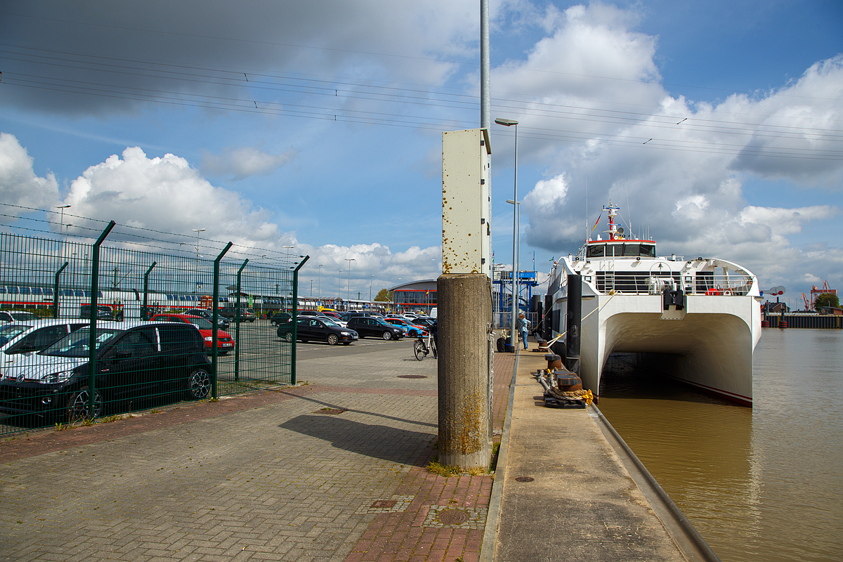 Bahnhof Emden Außenhafen / Emden Hafen Borkumkai am 01.05.2022, links ein IC 2 (Doppelstock-IC) im Bahnhof, recht der Katamaran „Nordlicht II“ der Reederei AG Ems, steht als Fähre nach Borkum bereit.

Der Bahnhof Emden Außenhafen ist ein Hafenbahnhof in der ostfriesischen Stadt Emden in Niedersachsen, es gibt so einen direkten Anschluss an die Fähre der AG Ems nach Borkum. Eine Reise zur ostfriesischen Nordseeinsel Borkum, mit den „normalen“ Fähren, kann man mit einem Bahnticket durchbuchen, aber nicht den Katamaran (Schnellfähre).

Der Katamaran, die Nordlicht II wurde unter der Baunummer 422 auf der zur Penguin-Werftgruppe in Singapur gehörenden Werft Kim Seah Shipyard Indonesia in Batam für die AG „Ems“ gebaut. Er wurde am 25. März 2021 mithilfe eines Krans zu Wasser gelassen. Die Nordlicht II kam im Herbst 2021 an Deck des SAL-Schwergutschiffs Paula in Emden an. 

Das Schiff wird von zwei Viertakt-Sechzehnzylinder-Dieselmotoren des Typs MAN 16V175D-MM mit jeweils 2.960 kW Leistung angetrieben. Die Motoren wirken auf zwei Hamilton-Wasserstrahlantriebe. Die Antriebsmotoren sind für den Betrieb mit synthetischen GtL-Kraftstoffen vorbereitet. Für die Stromerzeugung an Bord stehen zwei Caterpillar-Stromaggregate (Typ: C7.1) mit 175 bzw. 150 kW Leistung zur Verfügung.

Die Maschinenräume sind in den beiden Rümpfen des Katamarans untergebracht. Darauf sind drei Decks aufgesetzt. Auf den beiden unteren Decks befinden sich die Passagiereinrichtungen, darunter drei Salons mit Sitzgelegenheiten und gastronomischem Angebot. Weitere Sitzgelegenheiten befinden sich auf dem offenen Sonnendeck am Heck des Schiffes. An Bord ist Platz für 450 Passagiere. Neben den Passagiereinrichtungen befinden sich auf dem Hauptdeck im hinteren Bereich Einrichtungen für die Schiffsbesatzung. Auf dem obersten Deck befinden sich das Steuerhaus sowie weitere Einrichtungen für die Schiffsbesatzung, darunter auch die Messe.
	
