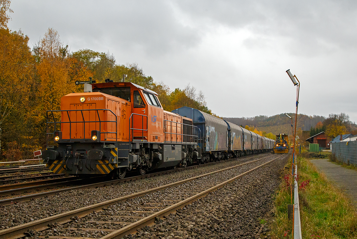 
Bahnhof Herdorf den 30.10.2020:
Während rechts das Gleis 1 gerade im 1.Durchgang gestopft wird, hat die KSW 46 (92 80 1277 807-4 D-KSW), eine Vossloh G 1700-2 BB der Kreisbahn Siegen-Wittgenstein, mit einem Coilzug den Bf. Herdorf erreicht und fährt über das Gleis 2 zum Rbf der KSW.
