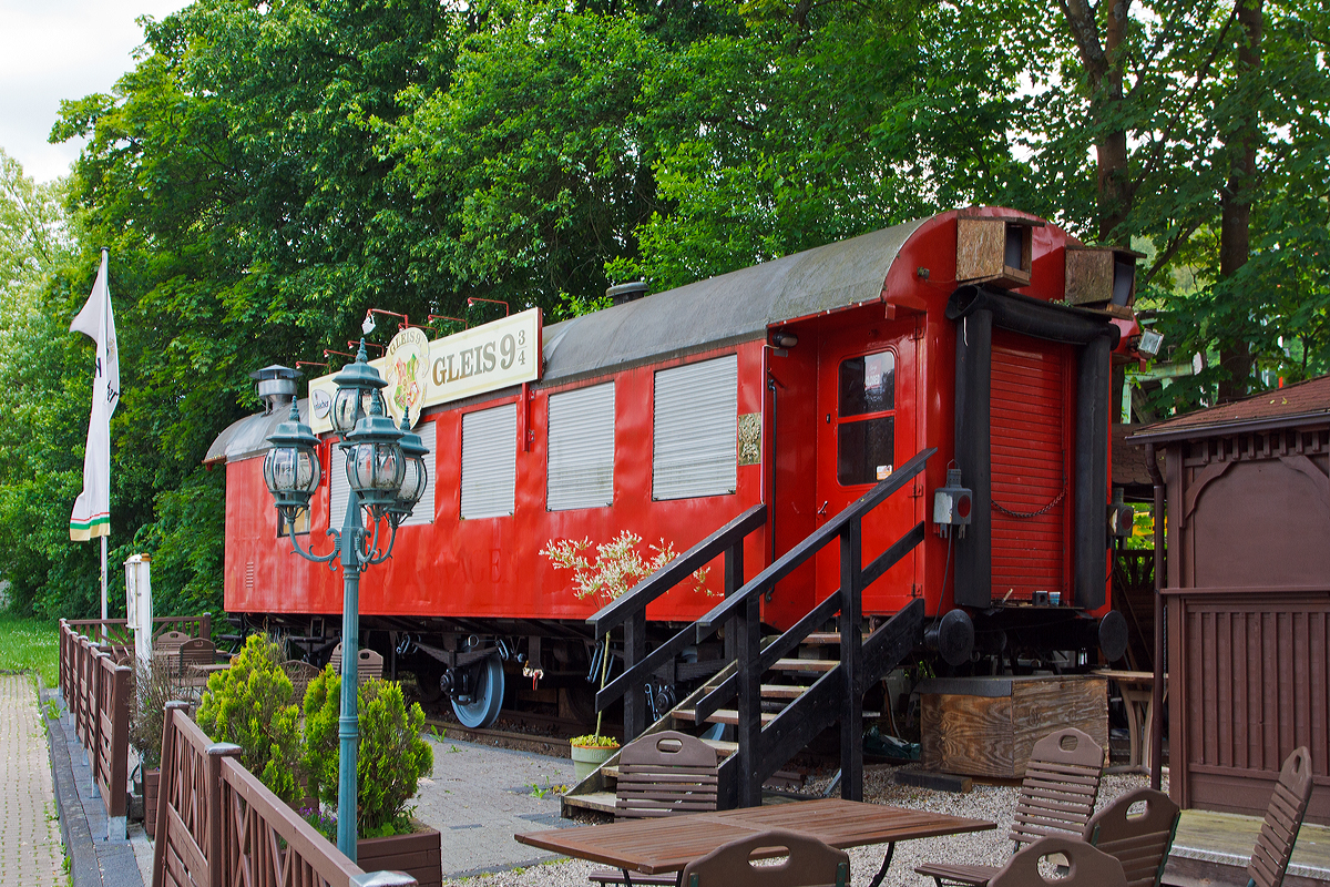 
Bahnhof Hilchenbach Gleis 9 3/4 am 03.06.2014....
Ein umfunktionierter ehemaliger dreiachsiger DB-Umbauwagen der Bauart 3yg(e), er wird heute gastronomischer Betrieb genutzt.
