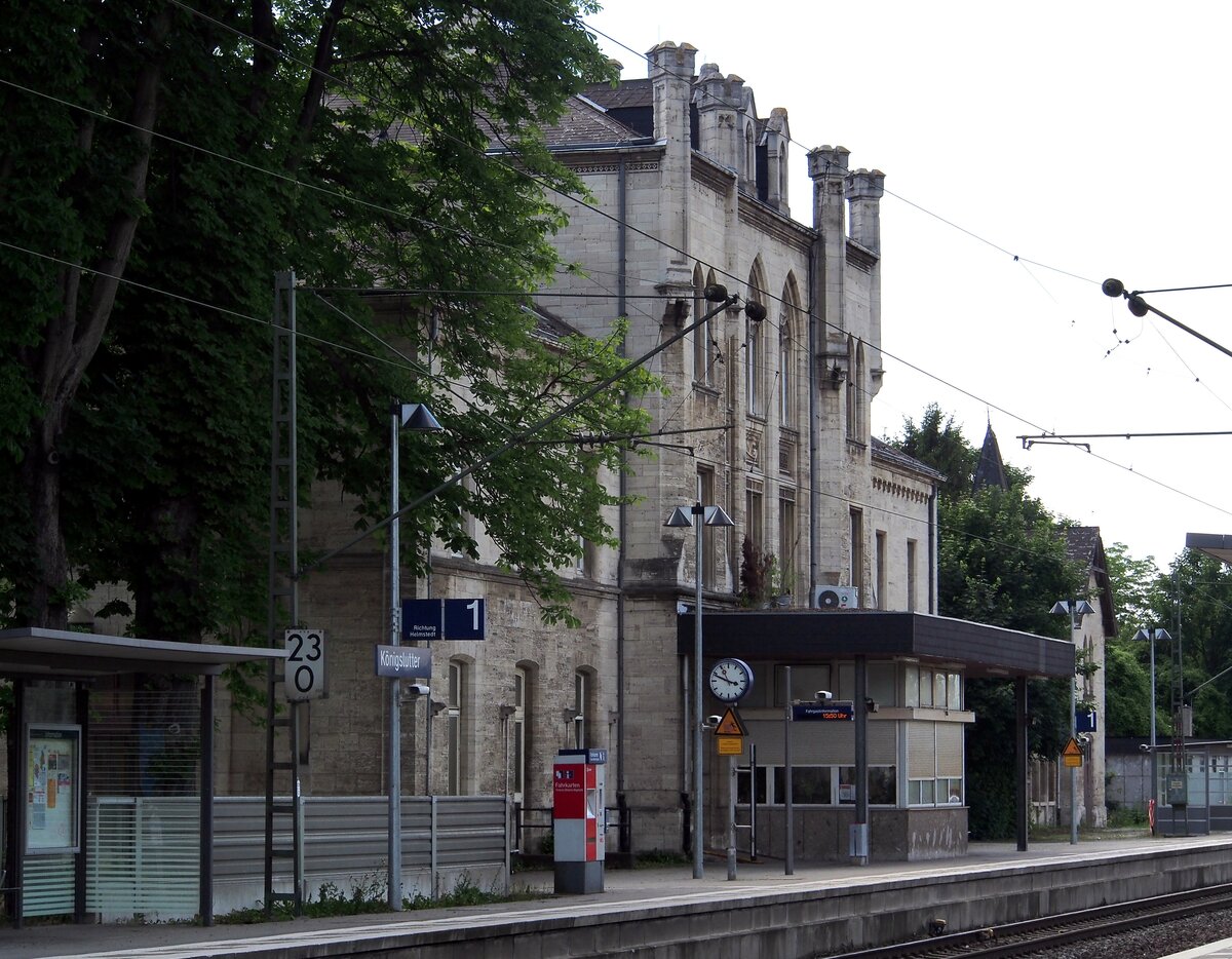Bahnhof K�nigslutter, Elm am 28.06.2015. Bahnsteigseite.