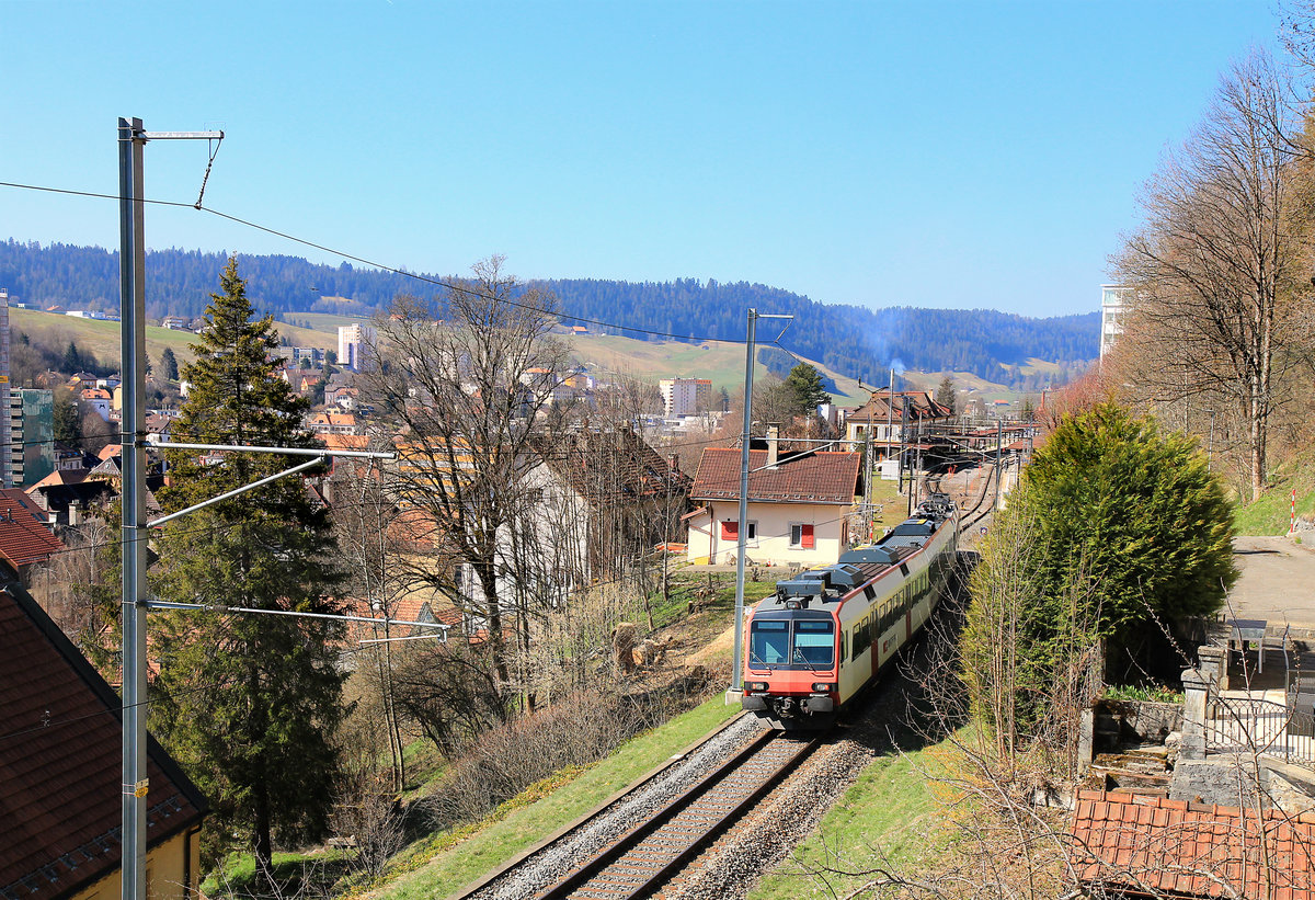 Bahnhof Le Locle: Ein NPZ Domino-Zug, geführt von Triebwagen RBe 560 232, fährt in den Bahnhof Le Locle ein, nachdem er die Steilstrecke vom Hochplateau und La Chaux-de-Fonds her herabgekommen ist. Dieser Zug pendelt heute zwischen La Chaux-de-Fonds und Le Locle. 23.April 2021  