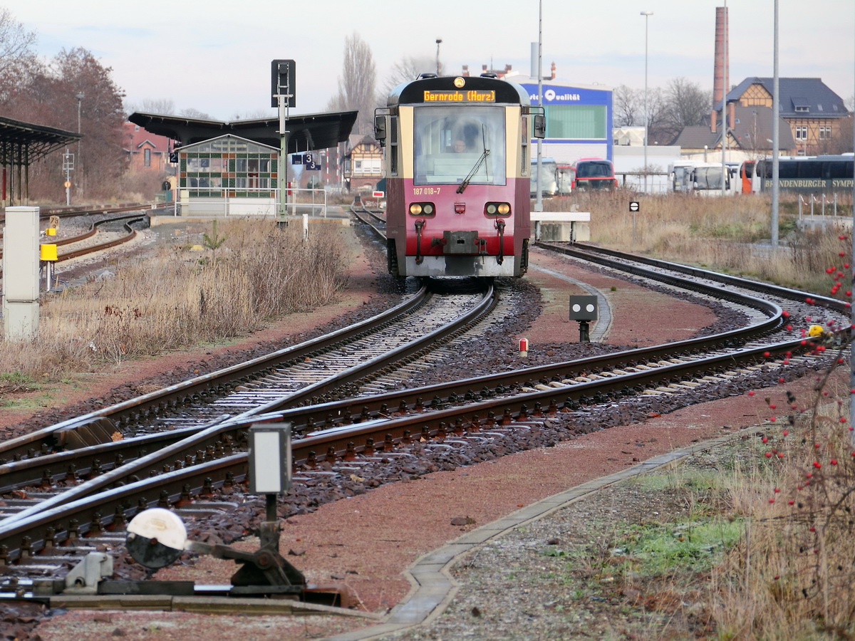 Bahnhof Quedlinburg, Abfahrt 187 018-7 als HSB 8953 nach Gernrode am 14. Dezember 2013. Gru� an den Triebwagenf�hrer zur�ck.
