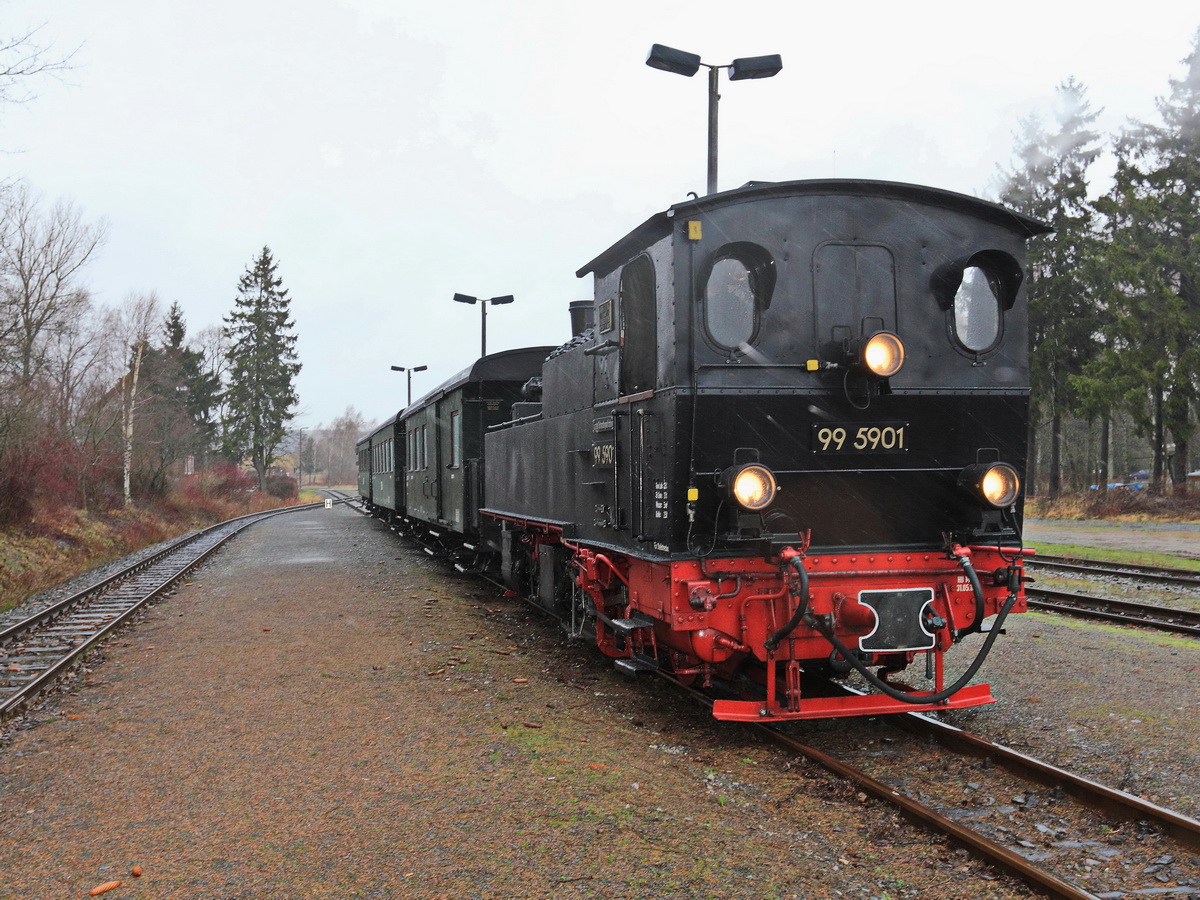 Bahnhof Stiege,  im Regen steht  99 5901 nun als N 89404 am 30. Januar 2016.