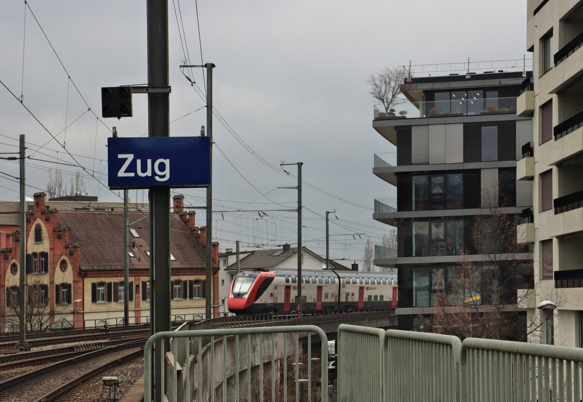 Bahnhof Zug, Ausfahrt am Lagerhaus Stadlin von 1881 vorbei. Doppelstock-zug 502 224 mit etwas eigenartiger Bemalung der Stirnfront. 6.Februar 2023  