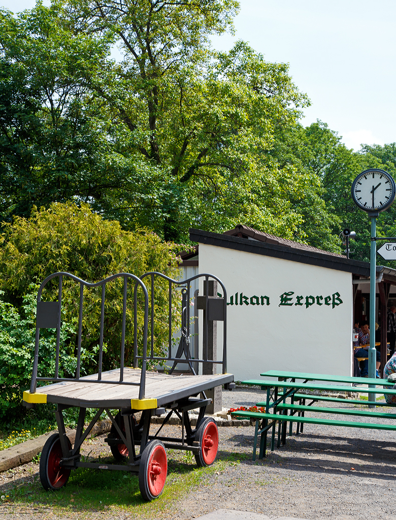 
Bahnhofsambiente und –impressionen am 24.05.2015 beim Bahnhof Brohl BE der Brohltalbahn bzw. beim „Vulkan – Expreß“.

Hier steht noch ein alter Gepäckwagen Anhänger wie wir sie früher noch von den Bahnhöfen kennen.
