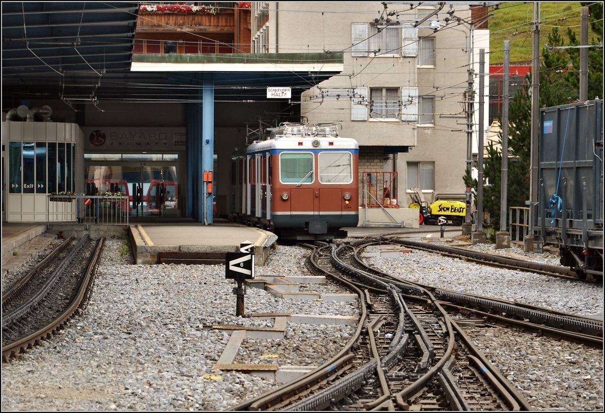 Bahnsteige der Gornergratbahn in Zermatt. Nach rechts ist der Anschluss an die Visp-Zermatt-Bahn. August 2014.