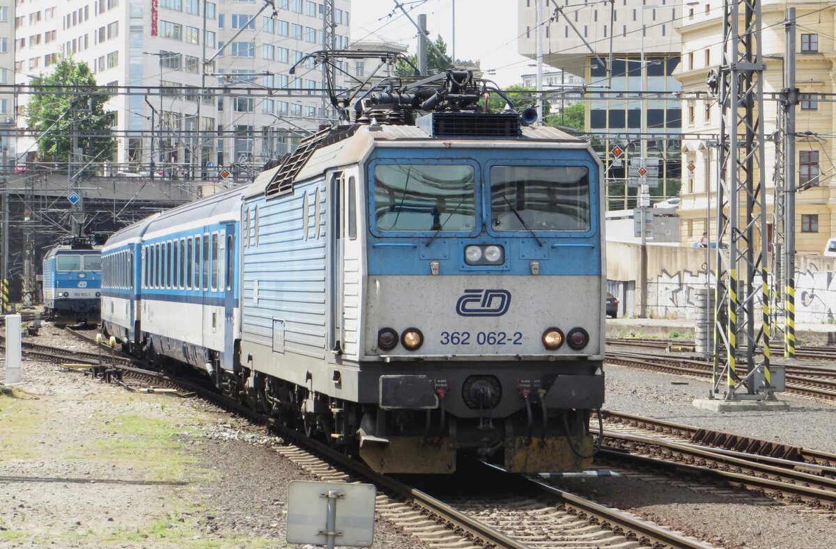 Bahnsteig+Kamera mit Zoom=ein ganz legaler Foto von CD 362 062 beim Einfahrt in Praha hl.n. am 12 Juni 2022.