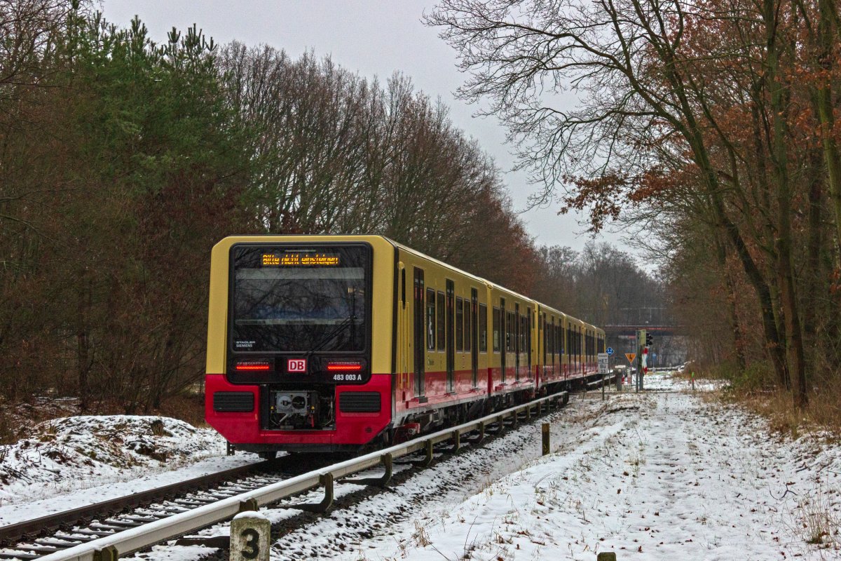 Bahnbergnge sind im Netz der Berliner S-Bahn relativ selten. An der Strecke Schneweide - Spindlersfeld befinden sich gleich zwei. Whrend einer davon die Oberspreestrae, die Hauptverbindung von Schneweide in den sdlichen Teil Kpenicks, kreuzt, ist der zweite berweg deutlich weniger stark genutzt. Die Endstation Spindlersfeld ist an dieser Stelle weniger als einen Kilometer entfernt und so hat das Fahrgastinformationssystem des Zuges 483 003 schon auf die Anzeige  Bitte nicht einsteigen  umgeschaltet.