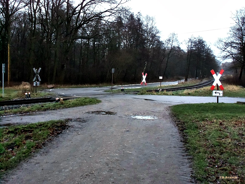 bahnübergang beim glinder bahnhof,aus westlicher sicht abgelichtet,11.01.16,da die strecke schon seit 1952 stillgelegt ist , und mehr über den früheren-und jetzigen hergang erfahren möchte,der findet sie auf WWW.FÖRDERVEREN.SÜDSTORMARNSCHE.KREISBAHN.DE,reinklicken lohnt sich.