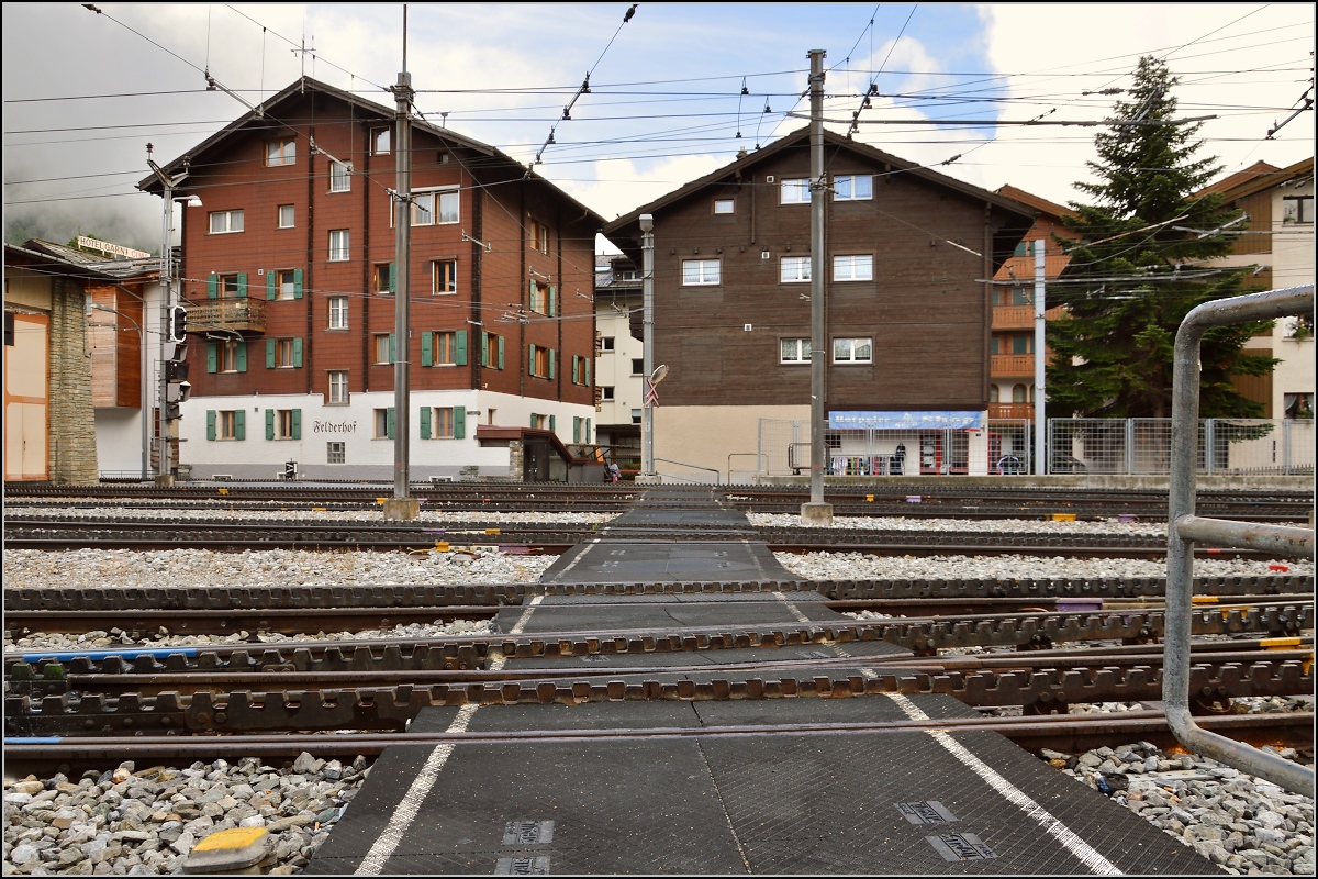 Bahnübergang direkt am Zermatter Bahnhof der Gornergratbahn. August 2014.