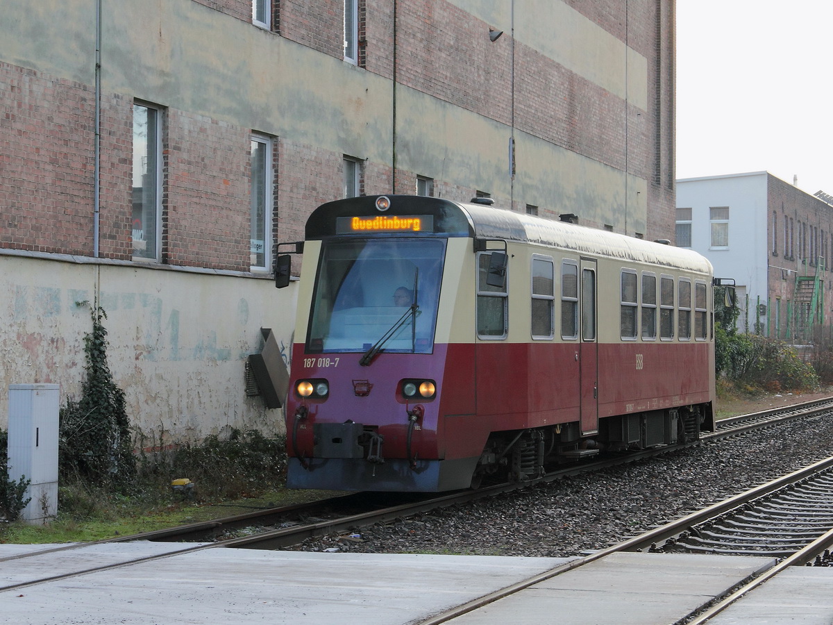 Bahn�bergang Stresemannstrasse in Quedlinburg, 187 018-7 als HSB 8952 nach Quedlinburg am 14. Dezember 2013.