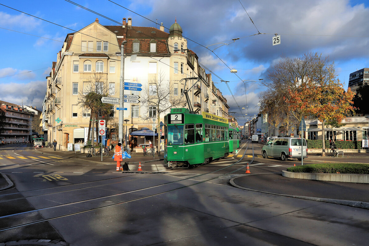 Bald endet der Einsatz von Vierachsern in Basel: Auf der Linie 2 über die Wettsteinbrücke. Einfahrt Be 4/4 483 + Standard Anhänger 1456 + Be 4/4 484 in den Wettsteinplatz. 7.Dezember 2021  