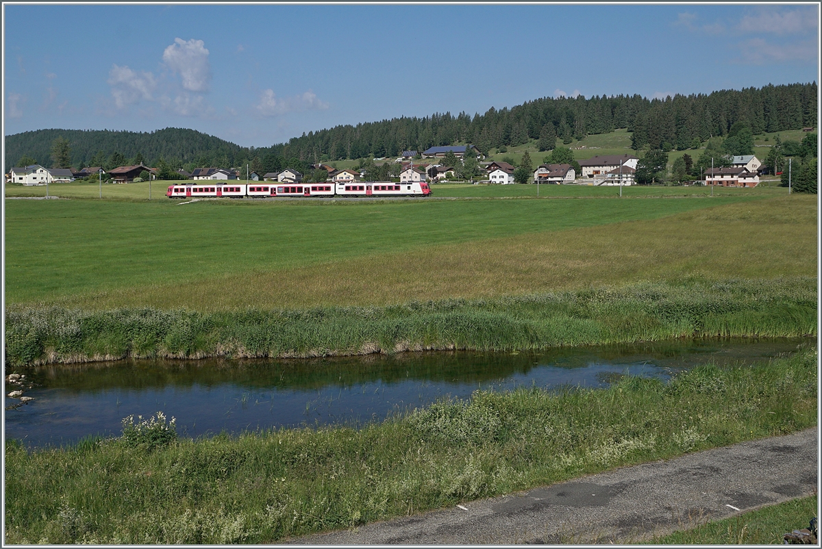 Bald wird im Vallée de Joux  geFLIRTet  und folglich verschwinden die bunten Domino Punkte fast vollständig. Zwischen Le Brassus und Chez-Le Maîtres-Ecoles ist der TRAVYS RBDe 560 385-7 (RBDe 560 DO TR 94 85 7560 385-7 CH-TVYS)  Lac de Joux  als Regionalzug 6014 auf dem Weg nach Vallobe. Im Vordergrund ist die sanft dahinfliessende Orbe zu sehen. 

16. Juni 2022