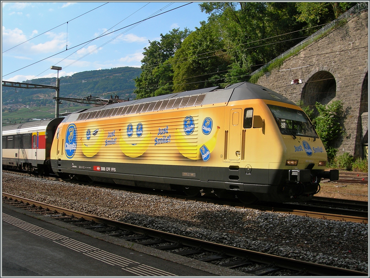 Bananenwagen kennt jeder zur Genüge, aber eine Bananenlok? Eh voilà: die SBB Re 460 028-2 wirbt prächtig bunt für Bananen- Chiquita Bananen. Hier macht die Re 460 028-2 mit dem IR 1729 von Genève Aéroport nach Brig einen kurzen Halt in Vevey.
19. Juli 2015