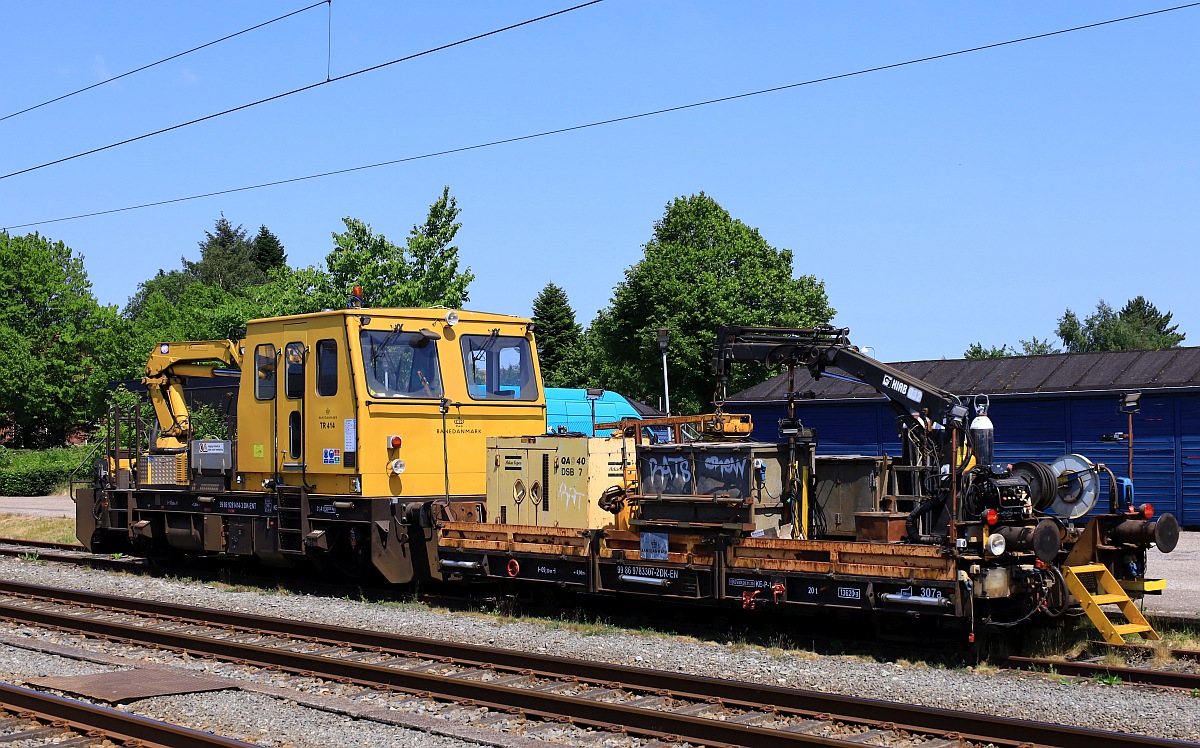 Banedanmark Trolje TR 414 registriert unter 99 86 9281 414-3 DK-ENT mit Beiwagen 99 86 9783 307-2 DK-ENT. Pattburg 10.06.2023