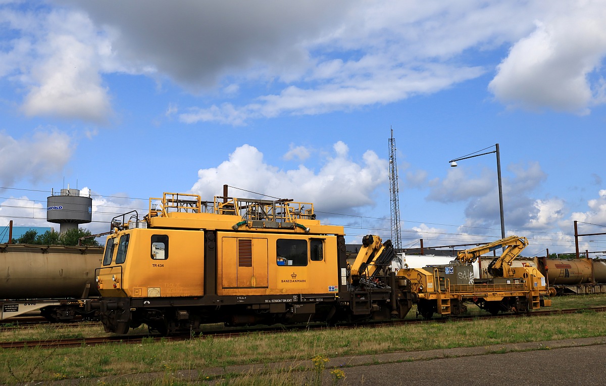 Banedanmark/Enterprise MTW Trolje 434 oder 99 86 9236 434-7 + Kranwagen 673a/ 99 86 9436 673-8. Pattburg/DK 14.07.2023