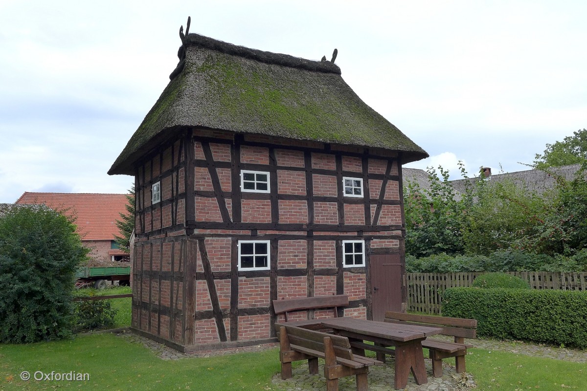 Bartelsdorf, Ortsteil von Scheeßel, Landkreis Rotenburg (Wümme). Alter Kornspeicher in Fachwerkbauweise und mit Reetdach. Im Obergeschoß erfolgte die Kornlagerung, im Untergeschoß befand sich eine kleine Kornmühle. 