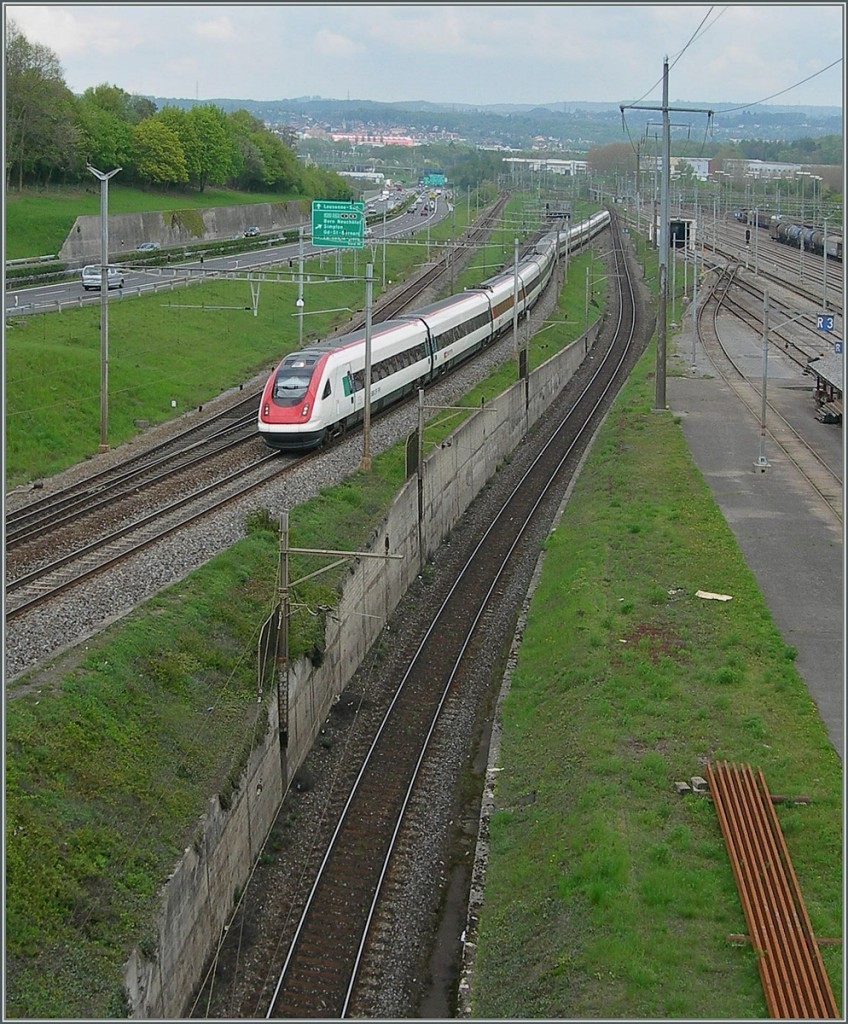 Basel/St.Gallen - Biel Yverdon - Genève via VL Bussigny - Lonay kann hier am Laufweg bei der einmündung auf die Stammstrecke Lausanne - Morges des langen ICN gut verfolgt werden. 
Jahrelang war die  Abkürzuung  nur Güterzüge vorbehalten gewesen, nun verkehren stündlich die ICN  nicht via Lauanne  und gewinnen damit gut zwanzig Minuten.
27.April 2006