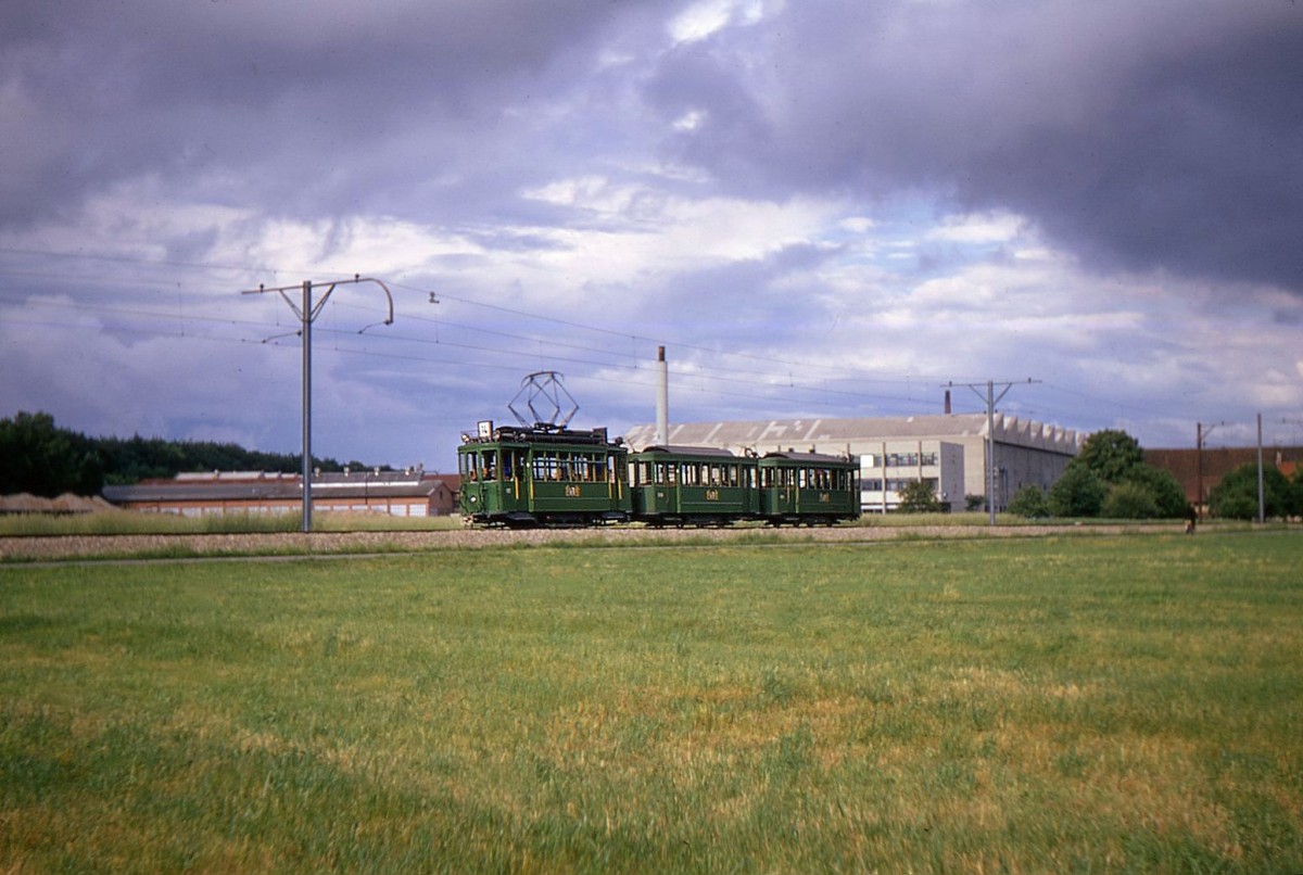 Basler Tram 157 mit Anhnger 1206 und 1211 vor Pratteln, 18.Juni 1970.