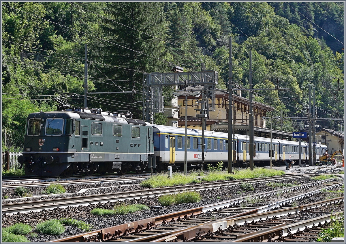 Baubedingte Sperrung der Simplonstrecke zwischen Iselle und Domodossola: Die SBB Re 4/4 II 11161 wartet mit ihrem IR 3220 in Iselle auf die Abfahrt nach Brig. Der Zug besteht aus folgenden Reisezugwagen: A 50 85 18 35 028-1, B 5085 20 35 265-1, B 50 85 20 316-2 und dem BDt 50 85 82 33 923-2.

19. August 2020