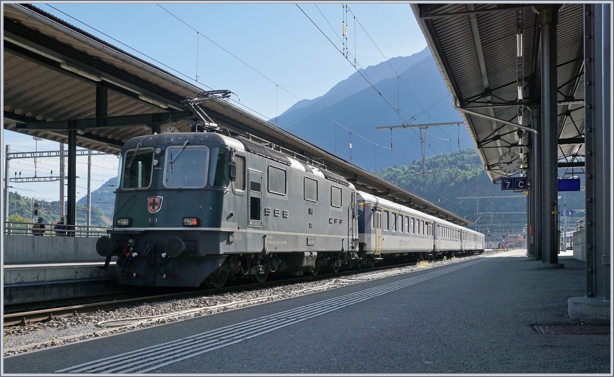 Baubedingte Sperrung der Simplonstrecke zwischen Iselle und Domodossola: Die SBB Re 4/4 II 11161 wartet mit ihrem IR 3217 in Brig auf die Abfahrt nach Iselle. Der Zug besteht aus folgenden Reisezugwagen: A 50 85 18 35 028-1, B 5085 20 35 265-1, B 50 85 20 316-2 und dem BDt 50 85 82 33 923-2.

19. August 2020
