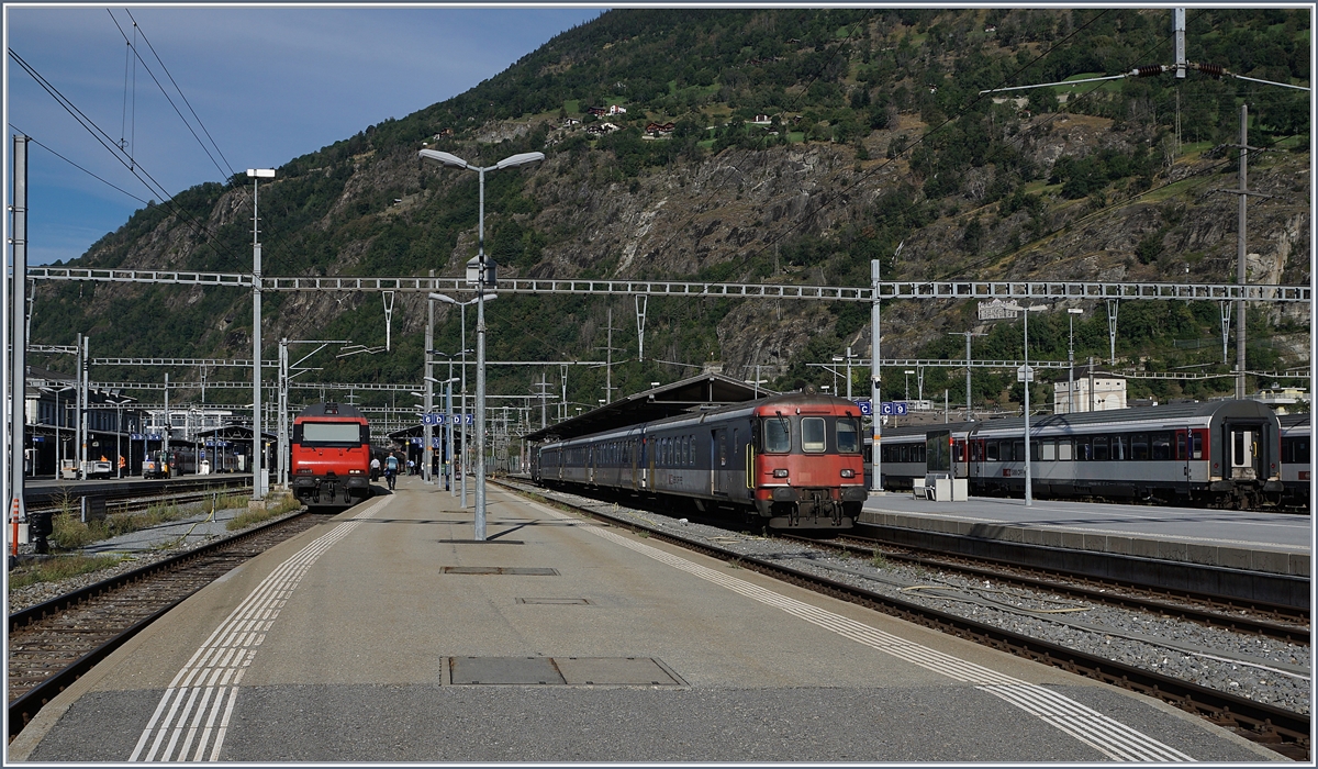 Baubedingte Sperrung der Simplonstrecke zwischen Iselle und Domodossola: Die SBB Re 4/4 II 11161 wartet mit ihrem IR in Brig auf die Abfahrt nach Iselle, wo dann auf einen Autobus umgestiegen werden muss) Der Zug besteht aus folgenden Reisezugwagen: A 50 85 18 35 028-1, B 5085 20 35 265-1, B 50 85 20 316-2 und dem BDt 50 85 82 33 923-2 an der Zugsspitze. 

19. August 2020 