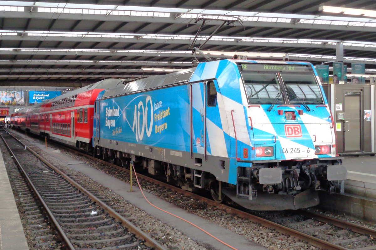 Bayerischer Werbelok 146 245 steht am 2 Januar 2019 in Mnchen Hbf.