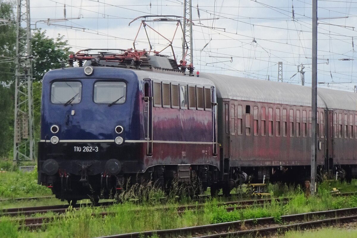 Bayernbahn 110 262 steht am 26 Mai 2022 mit ein Sonderzug ins Gleisvorfeld von Nördlingen abgestellt.