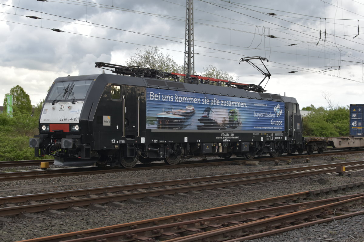 Bayernhafen Gruppe Werbelok 189 281 mit einem Kastelzug auf dem Weg nach Rotterdam bei der Durchfahrt in Grevenbroich auf der Kbs 465 Köln-Mönchengladbach. Dienstag 25.4.2017