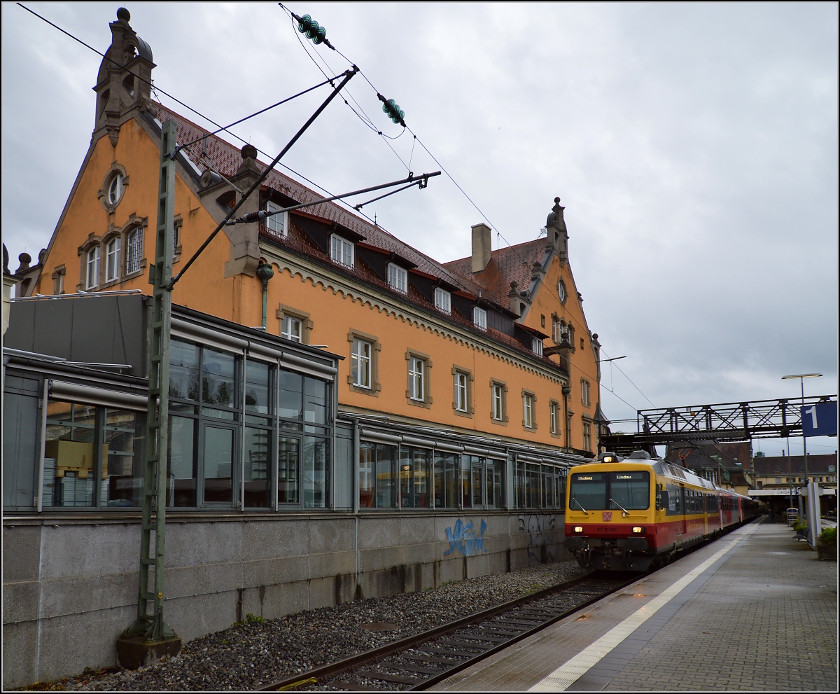 Bayrisches Lindau mit österreichischer Montafoner Bahn und deren Schweizer Zug. ET 10.108 und der City Shuttle warten im Mai 2013 auf Abfahrt. 