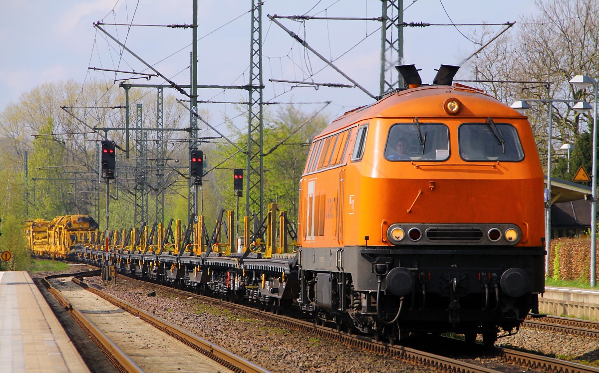 BBL 17 oder 225 099-1 dieselte heute mit einem sehr langen Bauzug(DGV 68818)in dem der Schnellumbauzug P 95 vom Hersteller Matisa mit den Nummern 99 80 9211 001-9 und 9310 001-9 der Fa.STRABAG eingereiht war aus Dänemark durch Schleswig, das Ziel ist Oebisfelde(Haldensleben). 21.04.2014