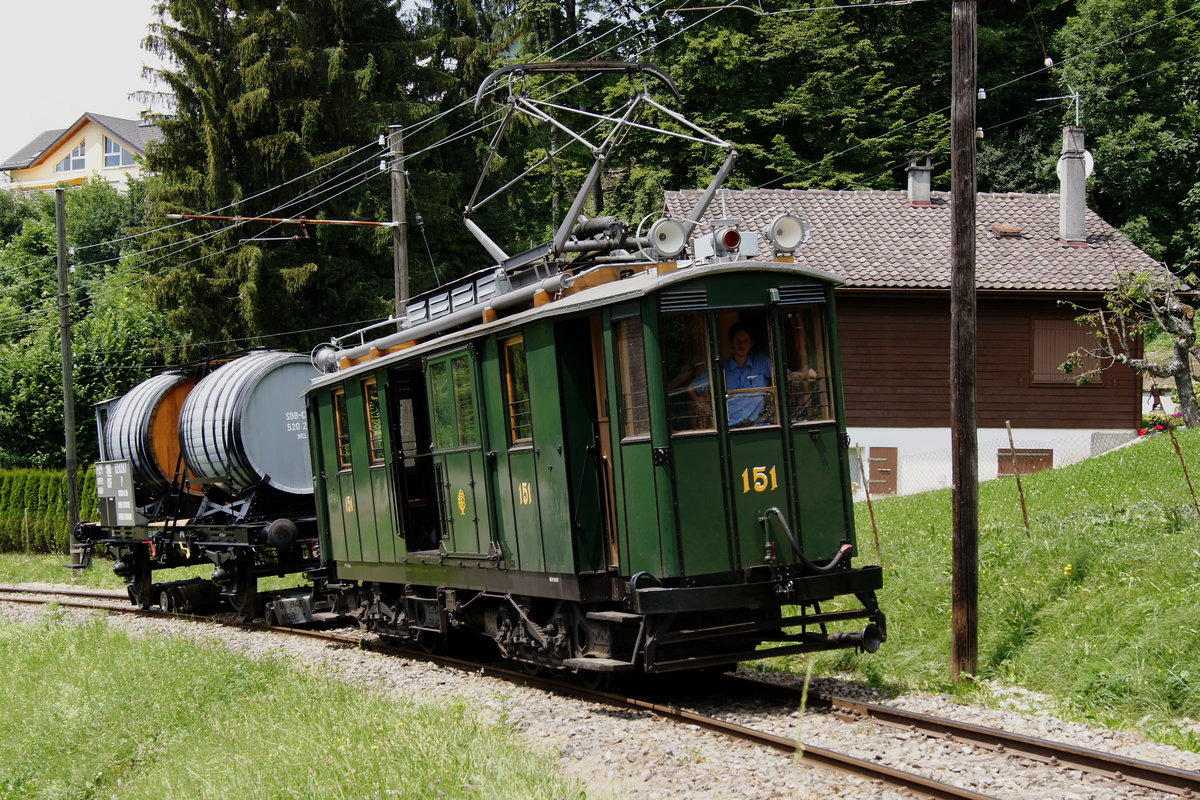 BC: Rollbockverkehr auf der Museumsbahn Blonay Chamby.
In der Schweiz transportieren nur noch ASm, TPF, TRAVYS (YStC) sowie die MBC (BAM) Normalspur Gterwagen auf Rollbcken. Eine Ausnahme bildet die CJ mit dem Rollschemel Bbetrieb.
Am 3. Juli 2010 verkehrte zur Abwechslung ein Rollbockzug bestehend aus dem BC Fe 4/4 151, ehemals CGTE sowie dem ehemaligen SBB-CFF  Weintransportwagen  520 267 auf der 2,95 Kilometer langen Museumsstrecke Blonay Chamby. Die seltene Komposition wurde auf der Fahrt nach Chamby bei Chantemerle verewigt.
Foto: Walter Ruetsch 
   