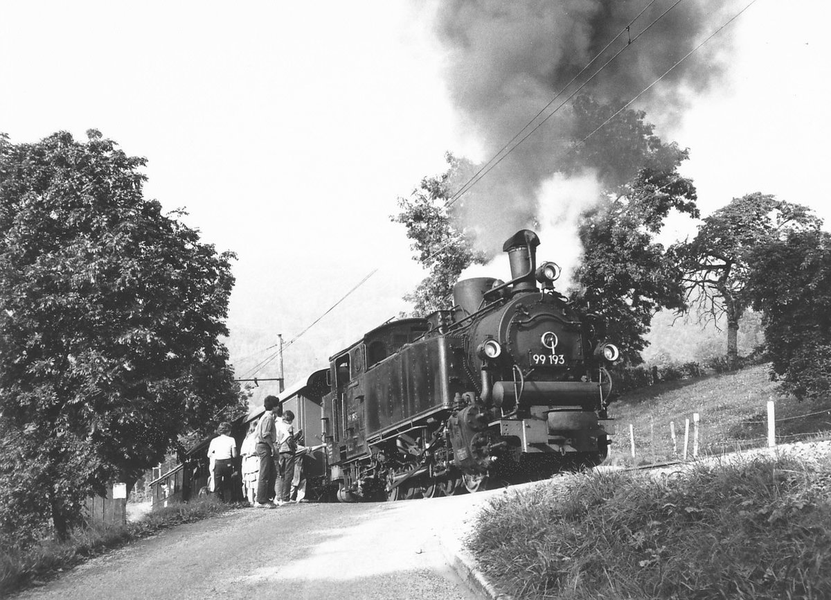 BC: Schweizer Dampf-Festival 2016. Infolge der unsicheren Wetterprognosen habe ich diesen alljährlichen wiederkehrenden Grossanlass am Genfersee zu Hause anhand von Archivbildern aus Vorjahren erlebt. Die ehemalige DR G 5/5 99193 mit einem Dampfzug auf der Fahrt nach Chamby bei Cornaux im Sommer 1979.
Foto: Walter Ruetsch 