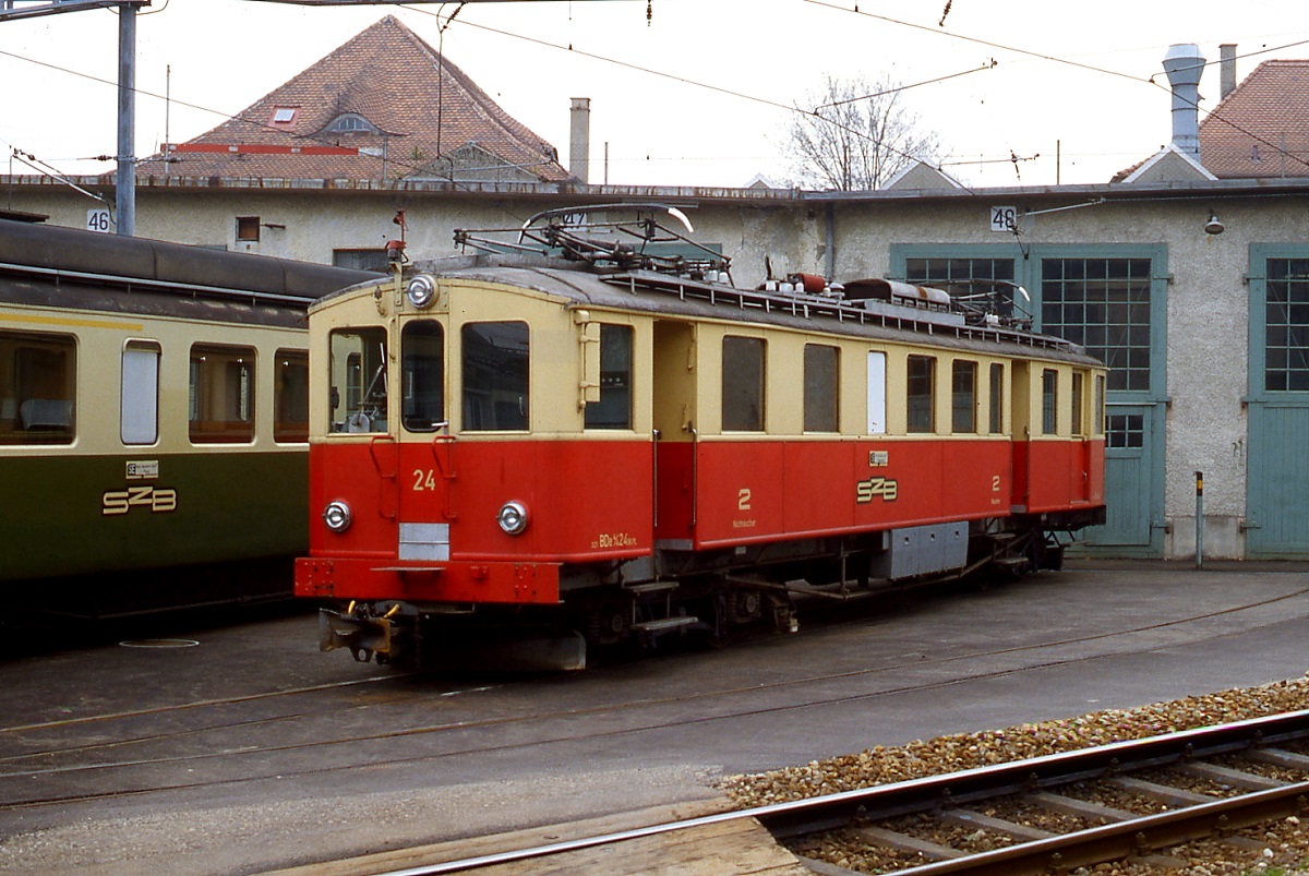 BDe 4/4 24 der SZB (Solothurn Zollikofen Bern) im Juli 1983 im Depot Solothurn. Der Triebwagen wurde 1916 von SWS/MFO gebaut und zu diesem Zeitpunkt noch vor Dienstzgen eingesetzt.